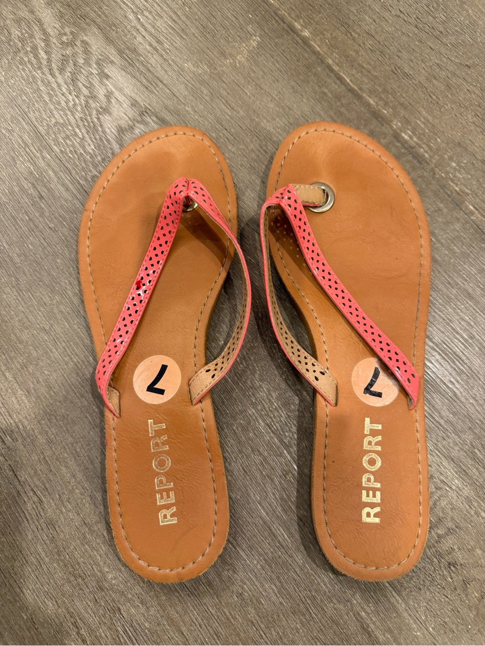 Report Women's Coral Pink Leather Thong Sandals (size 7) - great condition.